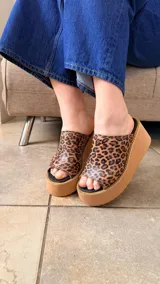 Zuecos de plataforma corrida con capellada ancha abierta en estampado animal print de leopardo.