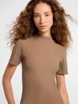 Blusa de cuello alto y manga corta, confeccionada en tela acanalada de ajuste entallado.