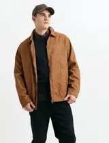 Campera de napa ecológica color tostado, con cierre frontal metálico, cuello camisero y bolsillos laterales.