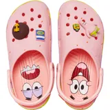 Zuecos Crocs Classic Clog con diseño de Patricio Estrella de Bob Esponja, color rosa con detalles en verde y lila. Incluyen charms Jibbitz temáticos y texto en la correa trasera.