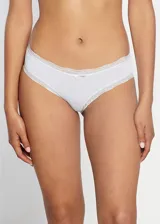 Bombacha culotte tiro alto color celeste, de microfibra con detalle de encaje blanco en la cintura. Fundillo 100% algodón.