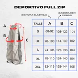 Pantalón deportivo negro de corte muy ancho (baggy) con cierre completo impermeable en los laterales. Presenta tres franjas blancas verticales en el lateral exterior de cada pierna. Posee reguladores en tobillos y cintura.
