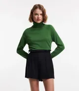 Blusa básica de punto marca Blue Steel, con cuello alto y manga larga. Confeccionada en tejido de punto recto con textura suave y cómoda.