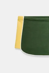 Shorts de algodón con tiro medio y cintura ajustable con cordones. Presenta un diseño en color verde oscuro con bandas laterales en color amarillo y ribetes blancos en los bordes.