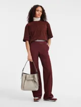 Bolso hobo Longchamp modelo 3D, tamaño mediano, color gris claro con detalles en negro.