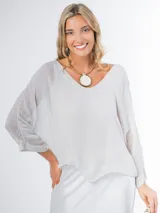 Blusa color gris claro de seda italiana, talle único oversized, con forro elastizado, mangas 3/4 y escote en V.