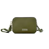 Bandolera rectangular color verde oliva, con correa ancha de tela regulable y logo metálico de la marca Korium en el frente.
