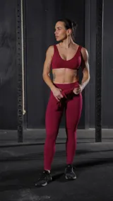 Legging deportivo bordó de tiro alto con control de abdomen reforzado y diseño sin costuras.