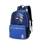 Mochila de nylon azul oscuro y azul brillante, con logo grande del equipo Dallas Mavericks estampado en el panel frontal superior y logo de la NBA en el bolsillo inferior. Presenta correas ajustables y acolchadas.