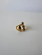 Anillo dorado con diseño irregular de gotas, ajustable entre 16mm y 19mm.
