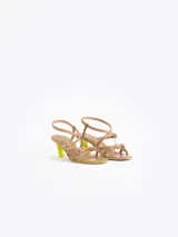 Sandalias de cuero vacuno en color tostado, con tiras múltiples en la capellada, doble hebilla con dijes colgantes, talón destalonado con tira ajustable y taco geométrico en color verde lima.