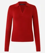 Blusa de punto color borgoña, con cuello polo y manga larga.