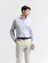 Camisa celeste y blanca a rayas verticales, de manga larga y corte clásico.