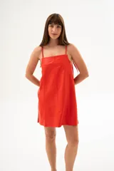 Vestido corto de cuero italiano color coral, de corte recto y breteles finos.