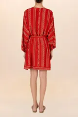 Kimono corto rojo con estampado de cadenas doradas, mangas amplias y cinturón a juego.