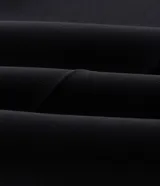 Pantalón de sastrería modelo carrot, de tiro alto y corte holgado en la cadera que se estrecha hacia el tobillo. Confeccionado en tejido estructurado con elastano, cuenta con bolsillos funcionales y cinturón fino incluido.