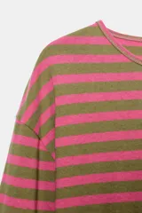 Camiseta de manga larga con cuello redondo y bajo recto, confeccionada en tejido de punto a rayas horizontales en tonos rosa fucsia y verde oliva.