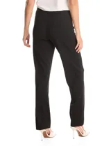 Pantalón sastrero de corte recto confeccionado en crepé negro, de diseño pull-on con apliques metálicos dorados en los laterales de la cintura. Cuenta con bolsillos laterales simulados y pinzas traseras de entalle.