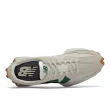 Championes New Balance 327 color gris con logo verde en el lateral y suela marrón.