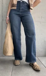 Jean de tiro alto y corte recto, confeccionado en denim azul oscuro con lycra.