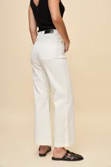 Pantalón wide leg de tiro alto color blanco, con diseño de cinco bolsillos y corte amplio.