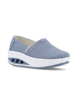 Zapatillas tipo slip-on Hush Puppies modelo Angelo, confeccionadas en tela canvas color azul denim. Presentan una suela de plataforma con tecnología de amortiguación y plantilla de memory foam.