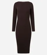 Vestido midi de punto acanalado en color marrón chocolate, con cuello barco y mangas largas. Presenta un corte ajustado al cuerpo y una textura de malla fina.