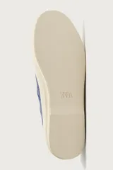 Zapatilla baja de cordones de Fruit of the Loom x Zara, confeccionada en tejido de algodón morado con detalles en tono burdeos y suela de goma blanca con volumen.