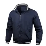 Campera bomber azul de nylon con cuello alto, cierre frontal, puños y cintura acanalados con rayas blancas y grises.