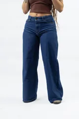 Pantalón de jean azul oscuro, tiro alto, de corte ancho (wide leg) y largo.