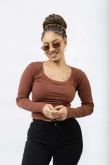 Remera de manga larga color marrón, con escote redondo y diseño de morley.