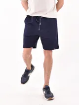 Bermuda deportiva azul marino con cintura elástica ajustable con cordón.