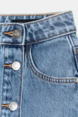 Falda midi de denim azul con diseño cruzado, cierre frontal con botones metálicos y bolsillos delanteros.