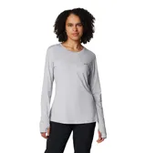 Remera de manga larga Columbia, color gris, con cuello redondo y orificios para los pulgares en los puños. Presenta un diseño técnico con tecnología Omni-Wick para absorción de humedad y protección solar Omni-Shade UPF 50.