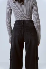 Pantalón de jean azul de corte wide leg con bolsillos cargo laterales.