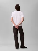 Remera de manga corta Calvin Klein, confeccionada en algodón, con cuello redondo y logo de la marca estampado en el centro del pecho en colores rosa y celeste.