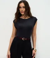Body Cortelle de poliamida color negro, con escote canoa, diseño sin mangas, pliegues drapeados en los hombros y corte ajustado slim fit.