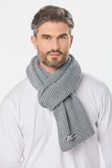 Bufanda de tejido grueso con diseño acanalado (rib), color gris.