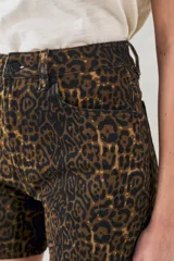 Short de tiro medio con estampado animal print.
