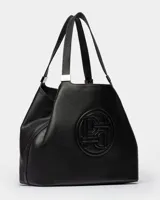 Bolso de hombro azul marino de cuero graneado con logo grabado en el centro.