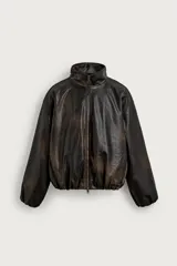 Campera relaxed fit de efecto piel con efecto lavado, cuello alto y cierre frontal de cremallera.