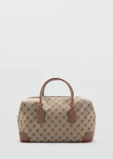 Bolso Deniz de mano con estampado geométrico en tonos beige y marrón, con detalles y asas en cuero sintético marrón. Cuenta con cierre superior y herrajes metálicos dorados.