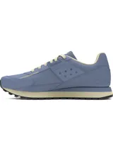 Championes Under Armour de estilo retro, color azul con detalles en beige. Confeccionados con parte superior de nailon y revestimientos de gamuza, cuentan con plantilla de espuma de lujo y entresuela de EVA para mayor amortiguación.