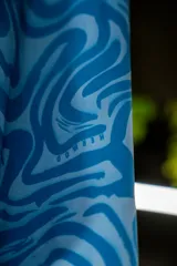 Calza corta deportiva azul con estampado abstracto en tonos celeste.