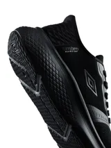 Championes deportivos Umbro modelo Flux, color negro, de diseño moderno y suela texturizada.