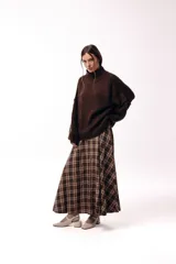 Sweater de punto grueso con cuello alto, diseño de hombros caídos y mangas amplias con puños acanalados.