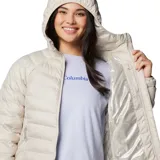 Campera acolchada con capucha, color beige, con cierre frontal, bolsillos laterales con cremallera y logo de la marca bordado en el pecho.