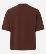 Remera de algodón color marrón oscuro, con cuello redondo y manga corta. Presenta un estampado frontal en blanco con el texto "Sunday Club Palm Paradise", una palmera y una frase motivacional.