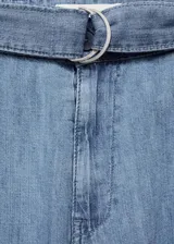 Pantalon de corte wide leg en tono azul claro, con tiro medio, bolsillos laterales y cierre frontal de cremallera y botón. Incluye un cinturón ajustable con hebilla metálica y trabillas en la cintura.