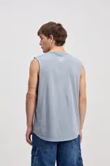 Musculosa oversize blanca de corte amplio y líneas simples, confeccionada en 100% algodón con efecto acid wash.